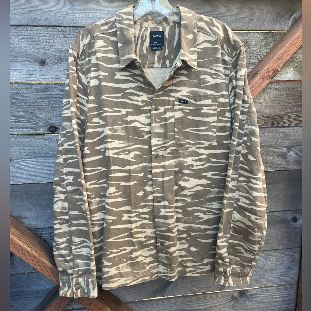 RVCA Shirt, size L